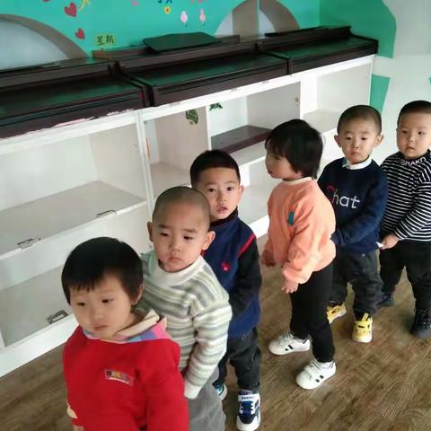 大风车幼儿园小三班《趣味运动》