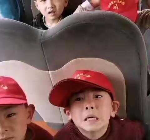 快乐童年幼儿园缅怀先烈，清明扫墓活动