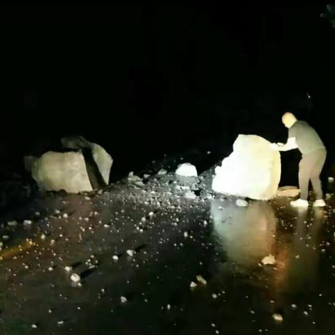 坚持值守不放松，雨夜清患保畅通