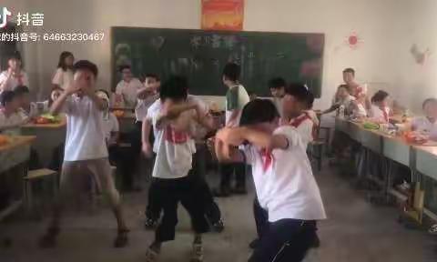 孩子们的欢乐就是那么简单