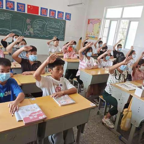 “手势动起来，我们更精彩”——前八段小学六年级一班开展“课前手势舞”活动