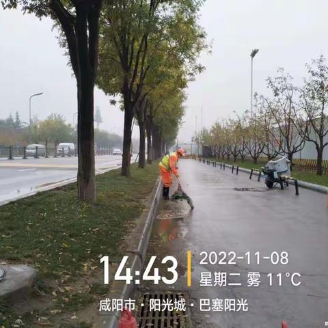 守护城市靓丽 雨天保洁不停歇