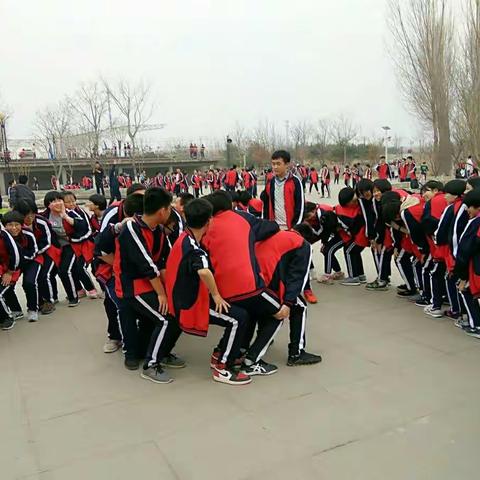 卢龙中学高二年级举行远足踏青活动
