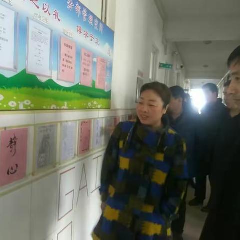 卢龙中学高二年级组织班主任参观班级文化墙