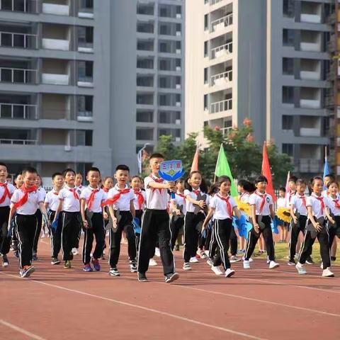 拼搏正当时，追逐少年梦……                        实验小学302班2019年秋季田径运动会第一天