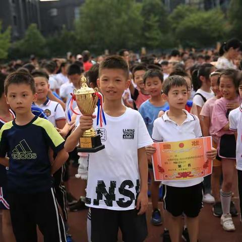 拼搏正当时，追逐少年梦……                                实验小学302班2019年秋季田径运动会第二天