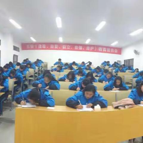 为了提高学生对英语规范字体书写的认识，培养学生良好的书写习惯，英语组于12月份举行了全校英语书写比赛。
