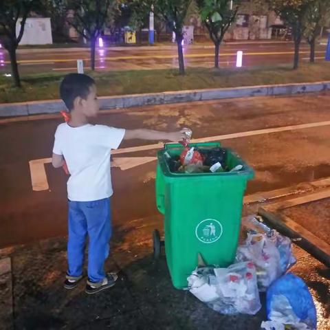 大家好！我是城南小学一（10）班的祝承睿，创卫我们在行动