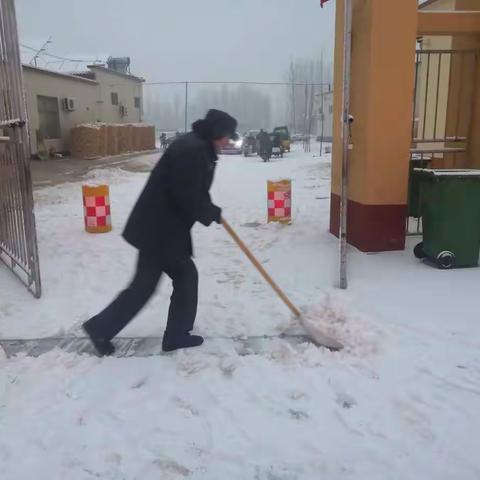 清扫积雪 情暖校园