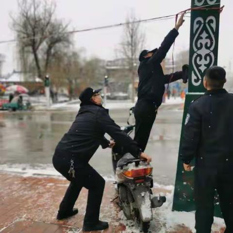 凤翔区城市管理执法大队              —战风雪斗严寒      恢复市容秩序