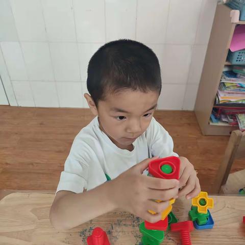 幼儿园小朋友室内活动-玩玩具