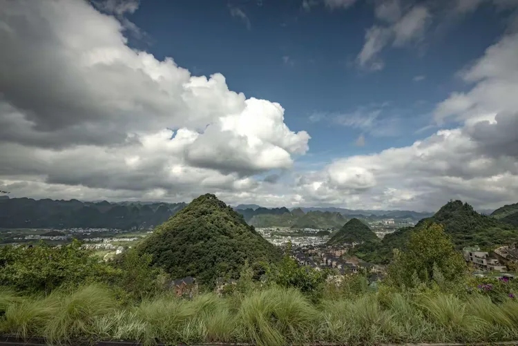 八月份，兴义万峰林、万峰湖、双乳山。