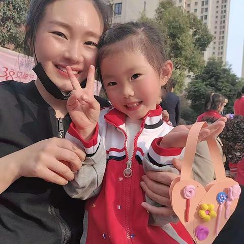 淮南三味幼儿园3.8女神节，宝贝胡淑涵与妈妈的留影