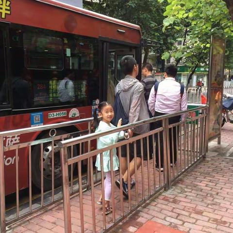 景泰第一幼儿园2018学年度第一学期大一班学习关于文明旅游的倡议。我们大家都要做文明的公民。