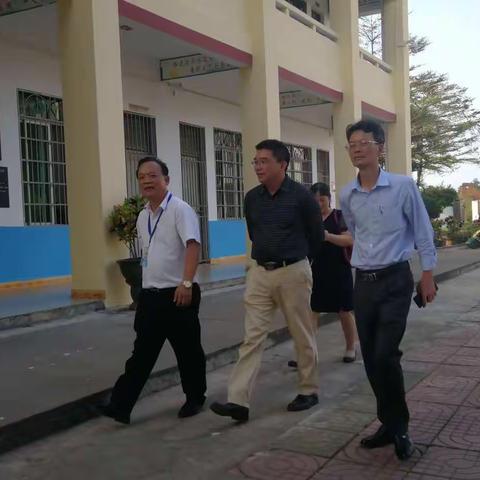 龙华区教育局第五检查小组到我校检查开学工作情况