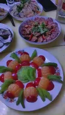 中心路社区的居民晒出年夜饭