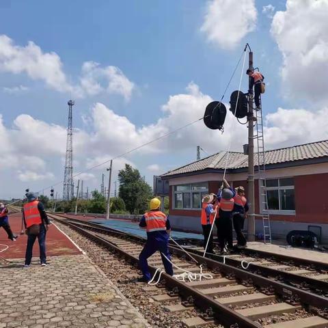 信号中修车间阶段性完成山海关驼峰高柱信号机机构更换工作