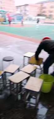 齐动手、洒汗水、爱清洁、享文明 ———万年二小三一班卫生大扫除喜迎新学期开始