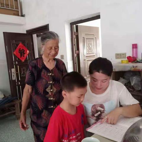 不畏酷暑，家访在路上——四年级组