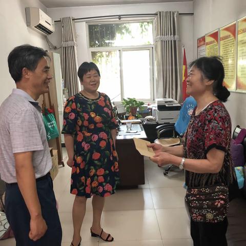 桃园路街道武装部部长“七一”走访慰问辖区老党员困难党员