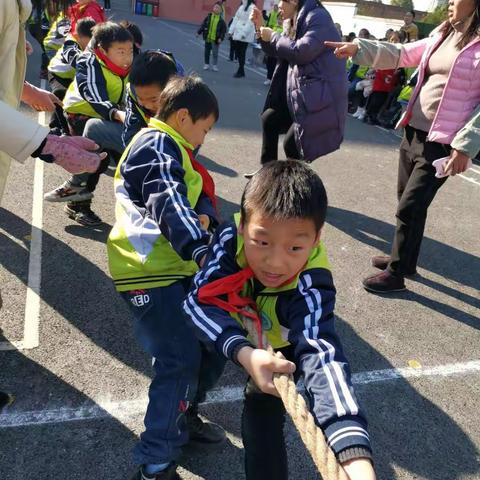 我们一起快乐地跨年——河洲小学“庆元旦”系列活动之阳光体育拔河比赛