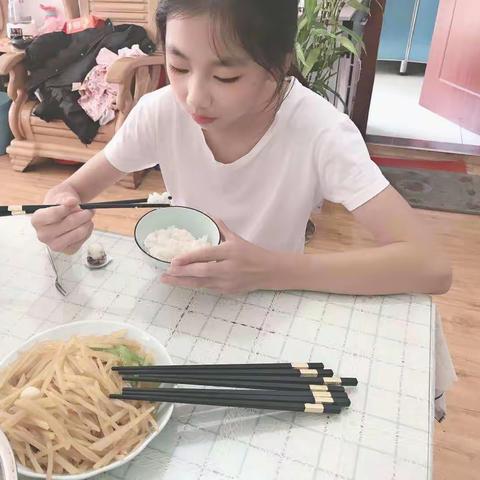 提倡“光盘”  拒绝浪费 —穆家峪镇新农村小学六（2）中队