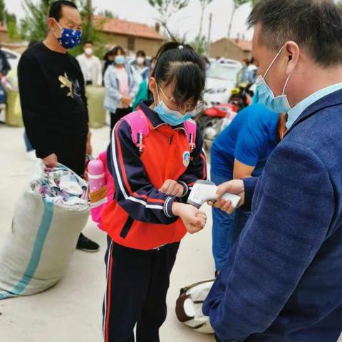 奈曼旗白音他拉学区中心校“防疫花盛开，终将你迎来——欢迎同学，复课归家”