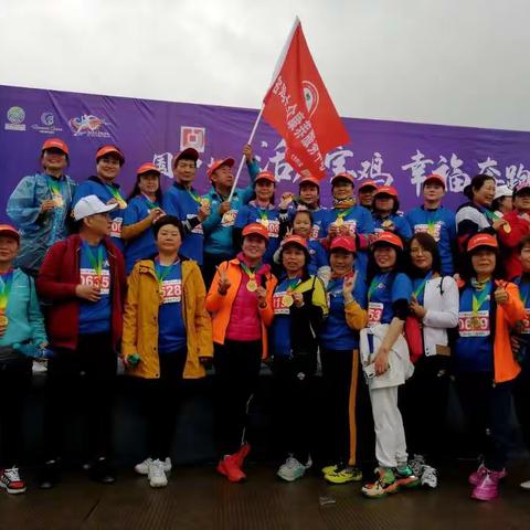 西府老街欢乐跑暨高新微马第215次例跑在西府老街景区如其举行，队友们热情高涨，冒雨前行，现玚气氛火爆，舞蹈，