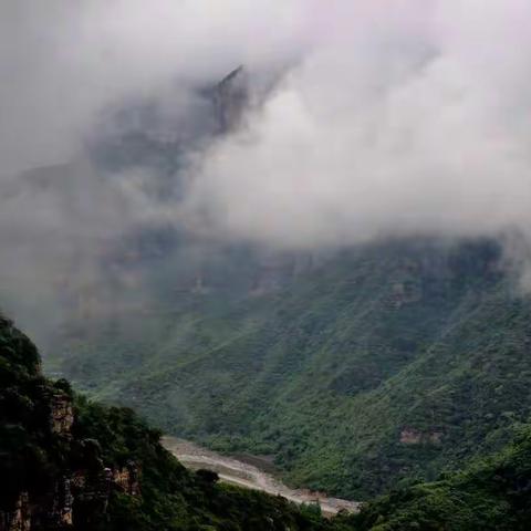 雨雾丹崖云岭河