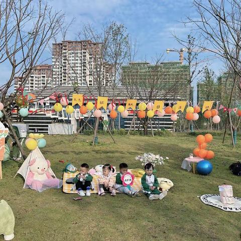 秋风送爽，秋意怡人，为拓展孩子们的视野、亲近自然，感受大自然的美，体验集体同游的快乐，