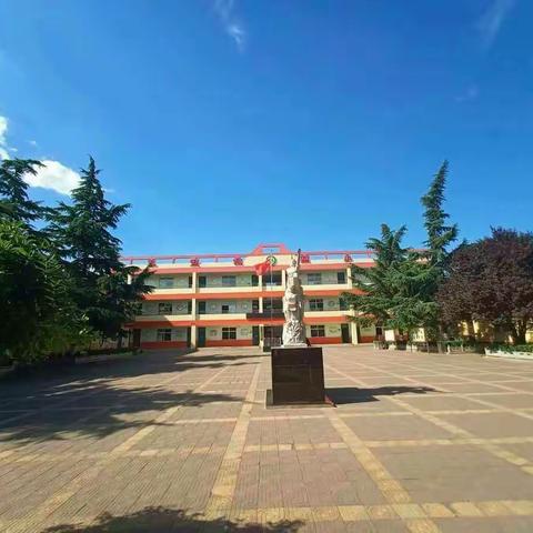 “与时俱进  欣欣向荣”的井三小学