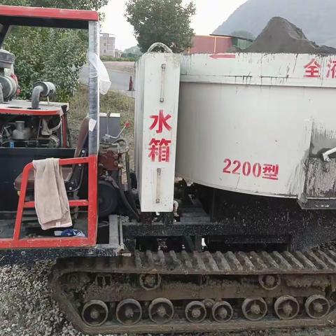 履带平口混凝土搅拌车