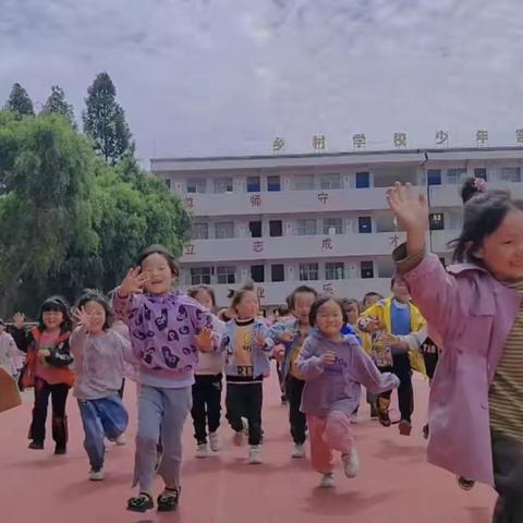 启慧幼儿园幼小衔接——走进小学课堂，体验成长