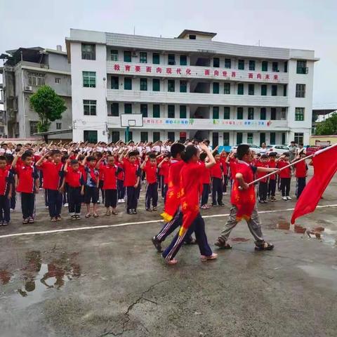 灵山小学举行一年级入队活动