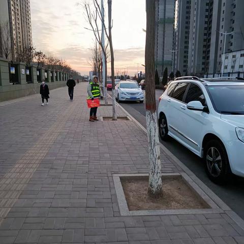 家长爱心护学岗，孩子安全添保障——记榆次区城西学校一二班家长执勤护学