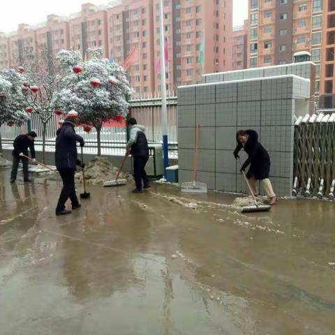 县果业局组织机关干部清扫道路积雪，确保群众安全出行