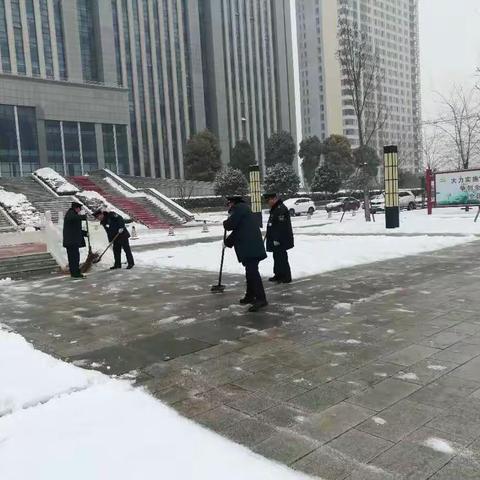 区事管局组织人员清除楼院积雪 确保周一升旗仪式顺利进行