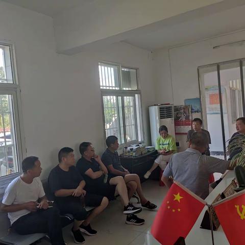 朴树坳村开展“下基层，察民情，解民忧，暖民心”实践活动,做好“抗大旱，保人畜饮水、保农业丰收、保社会稳定”工作。