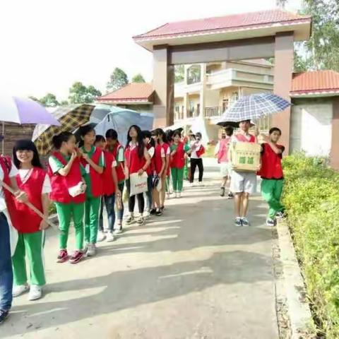 新安中学爱心社社员去敬老院看望爷爷奶奶