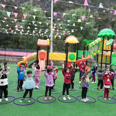 木桐乡中心幼儿园小班《欢度国庆 喜迎中秋》暨月汇报活动