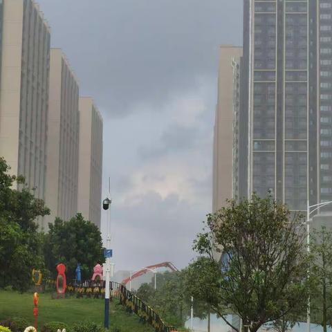 夜深了，人静了