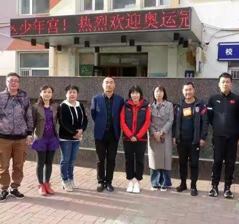 短道速滑奥运冠军周洋受邀来到长春市朝阳区少年宫