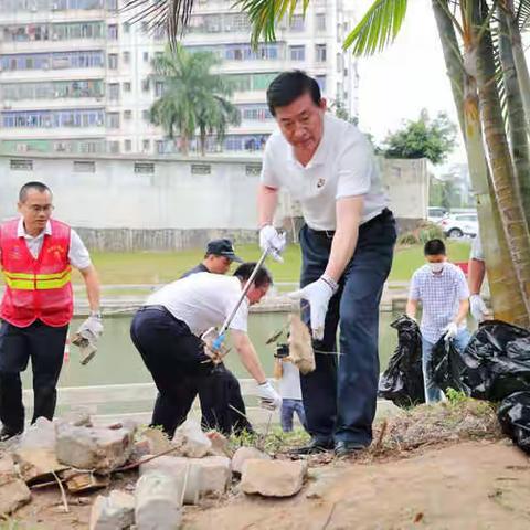 省委政法委机关组织党员干部到三峰社区开展“四爱”卫生健康大行动周末卫生大扫除活动