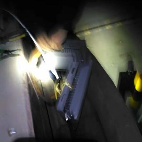 运行维护中心 加班点亮路灯，确保出行安全