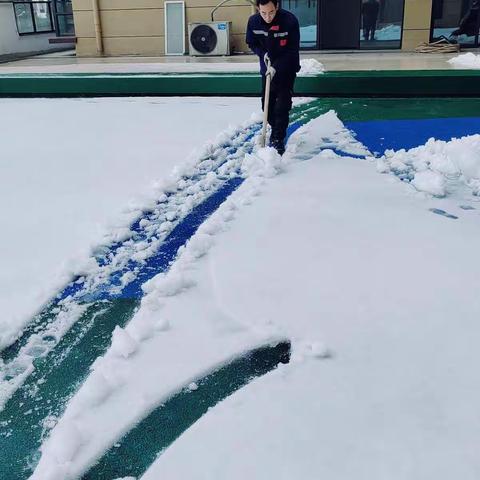 金宸府物业全体人员清理积雪