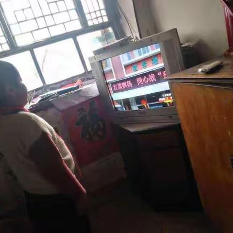 上庄小学观看升旗直播