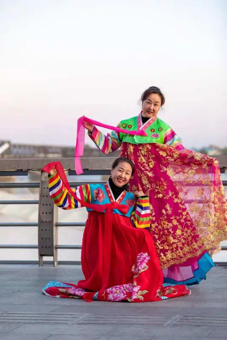 丹东断桥边,穿上朝族服装美美哒!