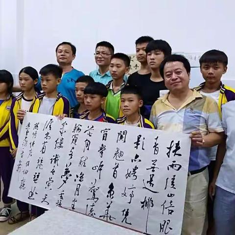 字入眼帘，法入心田，春风化雨，意义深远;以书会友，交流互鉴，笔走龙蛇，师导生练——乐来学校师生书法交流记