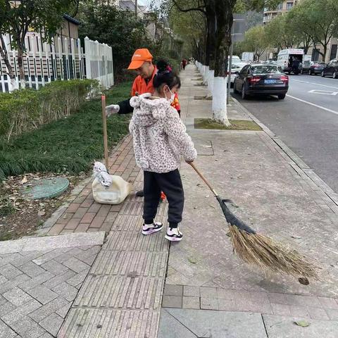 南山学校一（1）班蒲公英中队学习雷锋行