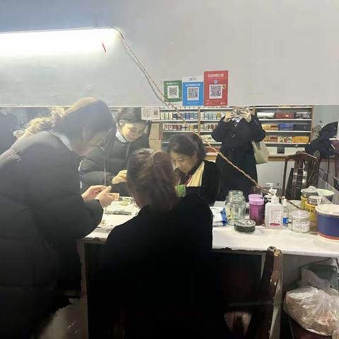 经开区支行借三八妇女节东风，落实“零钱包”服务与拒收人民币现金宣传工作